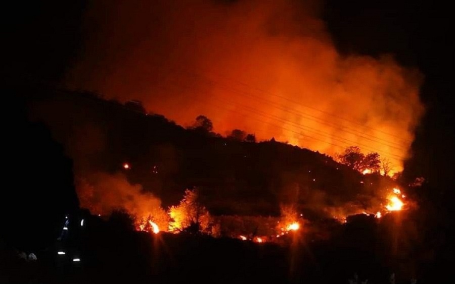 Νύχτα - εφιάλτης στη Λέσβο: Φωτιά στο ΚΥΤ Μόριας, εκκενώθηκε η δομή - Τριπλό μέτωπο με πυρκαγιές στο νησί, έκτακτη σύσκεψη στο Μαξίμου