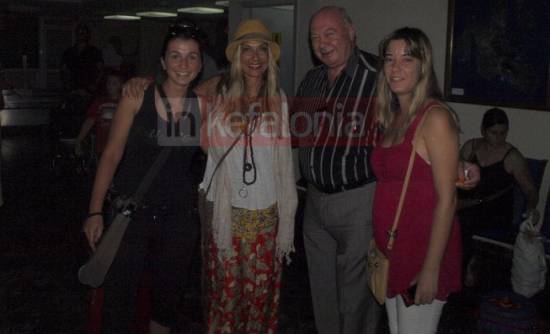 Η απόλυτη Ελληνίδα σταρ Άννα Βίσση είναι in…Kefalonia! (Τo αυτόγραφο στους αναγνώστες)