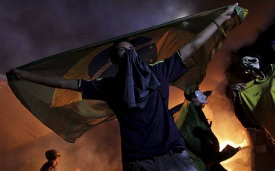 Βραζιλία: Ο πρώτος νεκρός στις διαδηλώσεις - 800.000 άνθρωποι στους δρόμους