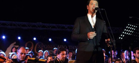 Βούλιαξε η Νέα Σμύρνη: Ο Ρουβάς ερμήνευσε το Αξιον Εστί και 15.000 άτομα από κάτω τον αποθέωναν [εικόνες & βίντεο]