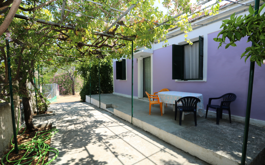 Vinieris Real Estate: Παραδοσιακή μονοκατοικία με υπέροχη θέα στον Καραβάδο