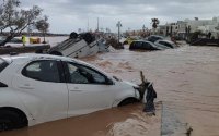 Σαρώνει η κακοκαιρία στην Πάρο: Παρασύρθηκαν οχήματα, μεγάλες καταστροφές