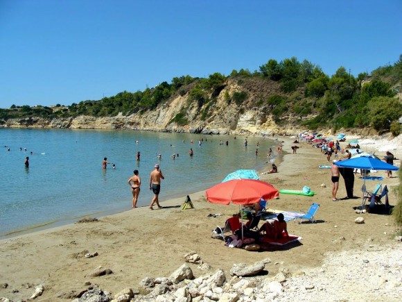 Το Τραπεζάκι δεν πωλείται- Παράσταση σε Δήμο και Περιφέρεια