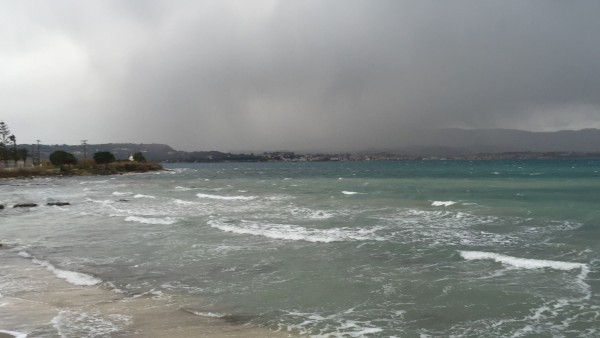 Το φέρι κόντρα στον καιρό προσπαθεί να προσεγγίσει το Ληξούρι (video)