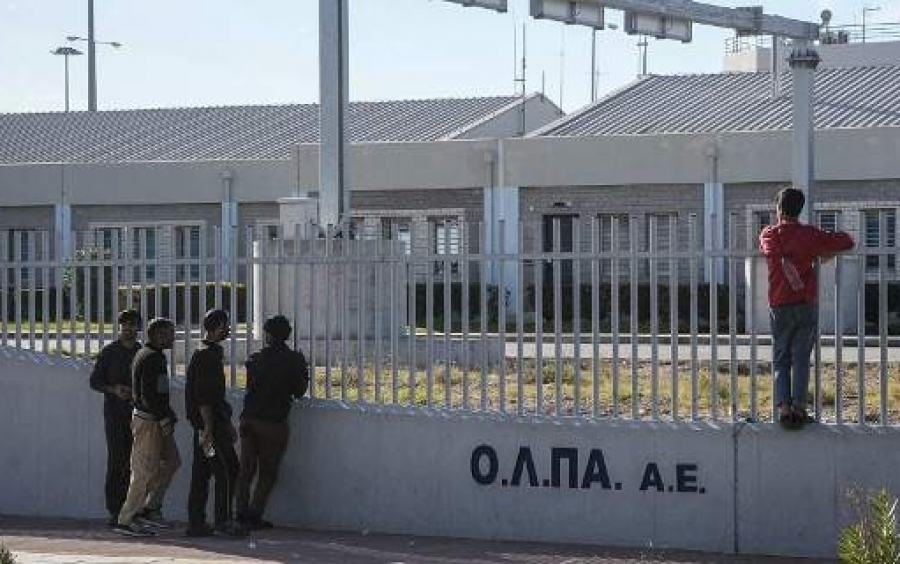 Λιμάνι Πάτρας: Μπλόκο στους μετανάστες -Σηκώνουν τείχος & βάζουν κάμερες