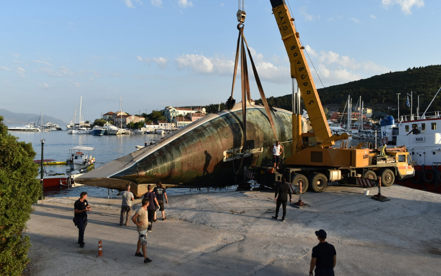 Καρέ-καρέ η ανέλκυση του ιστιοφόρου πού είχε καεί και βυθιστεί στο Φισκάρδο (εικόνες)