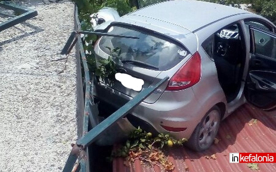 Βλαχάτα: Αυτοκίνητο ξέφυγε από την πορεία του και έπεσε στη στέγη γκαράζ