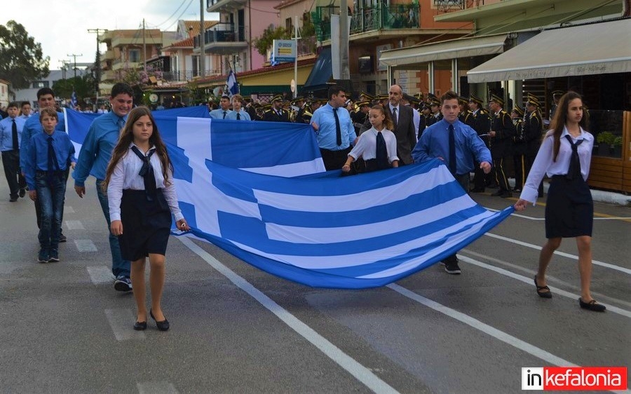 Η μαθητική παρέλαση της 28ης Οκτωβρίου και η κατάθεση στεφάνων στο Ληξούρι (εικόνες)