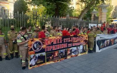 Θεσσαλονίκη: Παράσταση διαμαρτυρίας εποχικών πυροσβεστών (video)