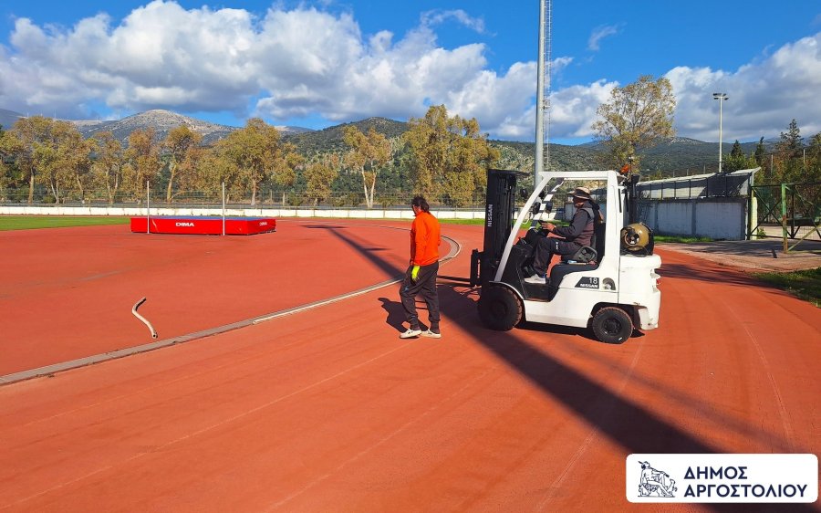 Ξεκίνησαν οι εργασίες για τον νέο τάπητα στίβου στο ΔΑΚ Αργοστολίου