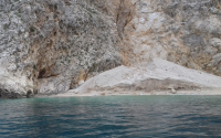 Ο Ιανός "εξαφάνισε" τη σπηλιά στην παραλία Άσπρος Γυαλός στον Αγκώνα (εικόνες)