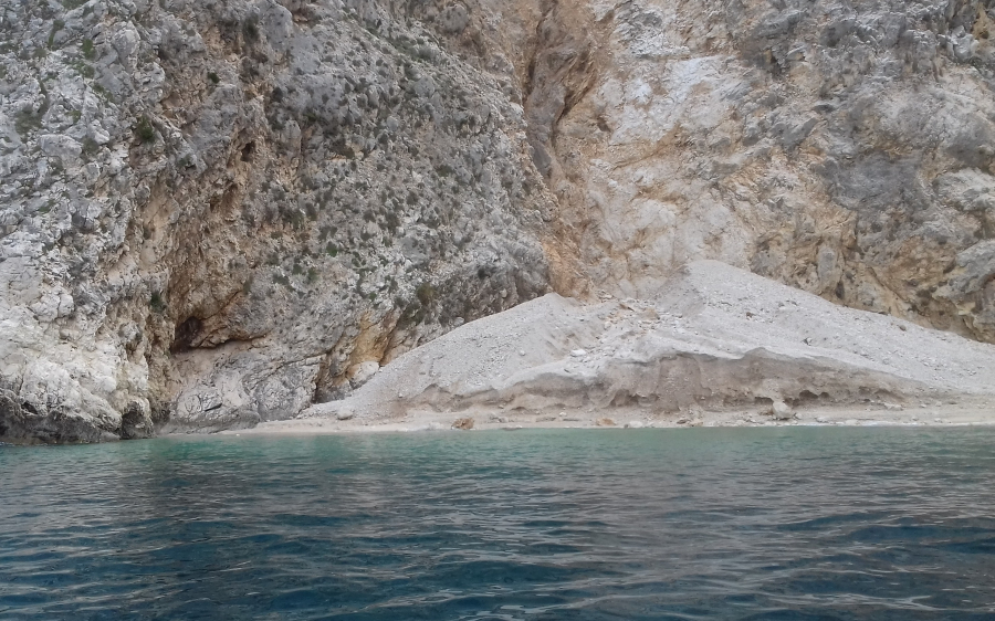 Ο Ιανός &quot;εξαφάνισε&quot; τη σπηλιά στην παραλία Άσπρος Γυαλός στον Αγκώνα (εικόνες)