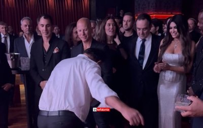 Η πρέσβης των ΗΠΑ χειροκροτά τον Πολυχρόνη Δενδρινό για μια ζεϊμπεκιά που έκλεψε τη βραδιά - Αποκλειστικό Video