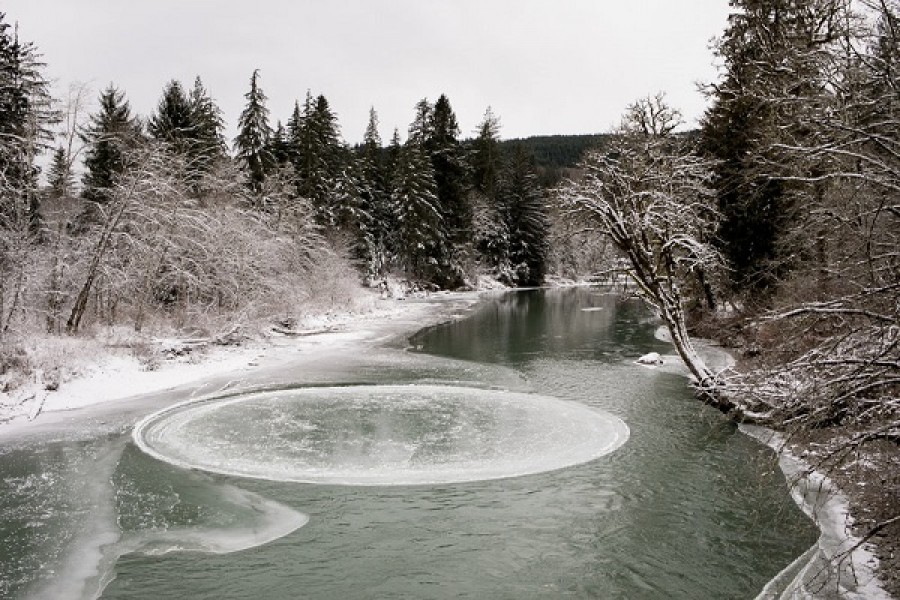 Ασυνήθιστος παγωμένος δίσκος περιστρέφεται σε ποτάμι!