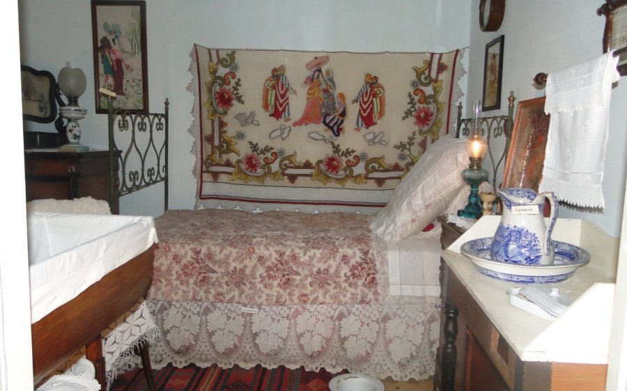 Ελένη Κοσμετάτου, Αναπαράσταση χωριάτικης κρεββατοκάμαρας (λεπτομέρεια).
