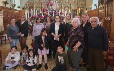 Μικροί και μεγάλοι ένωσαν δυνάμεις για τον στολισμό του Επιταφίου στα Βλαχάτα