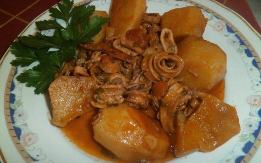 Καλαμαράκια με πατάτες γιαχνί από την Σία Λαδά