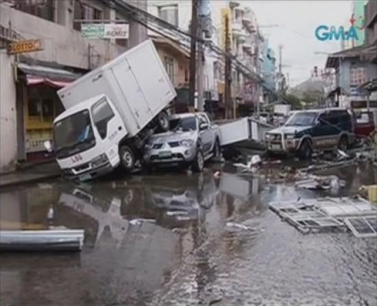 Τουλάχιστον 100 οι νεκροί από τον τυφώνα στις Φιλιππίνες (εικόνες)
