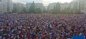 Για πρώτη φορά χιλιάδες Ελληνες διαδηλώνουν στο Σύνταγμα υπέρ του ευρώ [εικόνες]