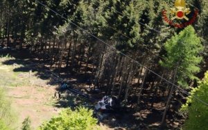 Τραγωδία στην Ιταλία: Τουλάχιστον δεκατρείς νεκροί από πτώση τελεφερίκ κοντά στη λίμνη Ματζιόρε (εικόνες)