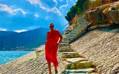 Η Κεφαλονίτισσα σύζυγος του πιανίστα των θρυλικών Πινκ Φλόιντ βρίσκεται στην Σκάλα Κεφαλονιάς