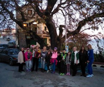 Τα Χριστουγεννιάτικα κάλαντα από μέλη του συλλόγου Λουρδάτων "Ο Πλάτανος" σε οικογένειες του χωριού