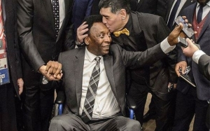 Το ποδόσφαιρο ενώνει: Όταν ο Μαραντόνα φίλησε στοργικά στο μέτωπο τον Πελέ (εικόνες)