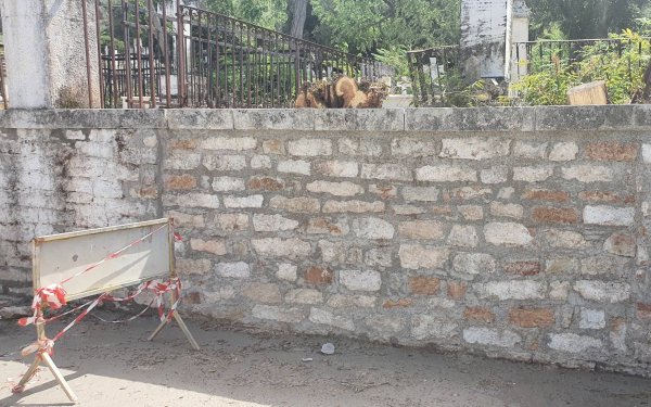Ιθάκη: Ξεκίνησε το έργο, Επισκευή λιθοδομής, διαδρόμων και Καθαρισμός του Δημοτικού Νεκροταφείου Ταξιαρχών στο Βαθύ