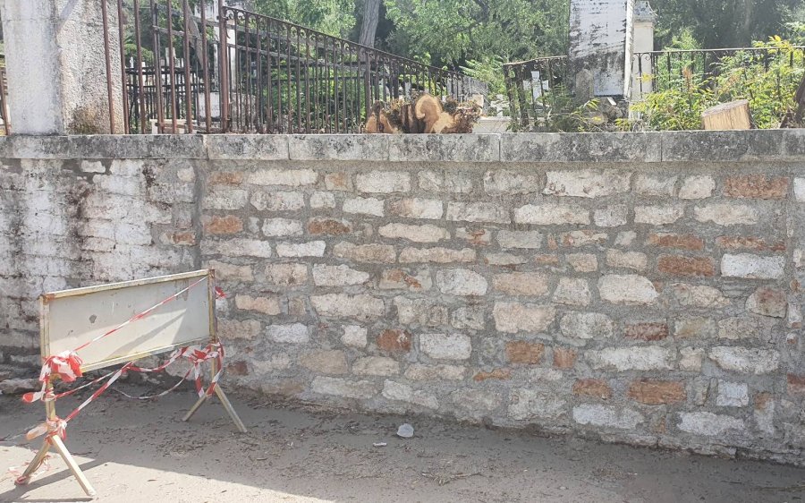 Ιθάκη: Ξεκίνησε το έργο, Επισκευή λιθοδομής, διαδρόμων και Καθαρισμός του Δημοτικού Νεκροταφείου Ταξιαρχών στο Βαθύ
