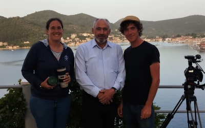 Η Sonia Dauger και ο Philippe Cail περιστοιχίζουν τον Έπαρχο κ. Σπύρο Τσιντήλα με φόντο το Βαθύ