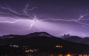 Εικόνες από τους κεραυνούς στο Αργοστόλι που κόβουν την ανάσα!
