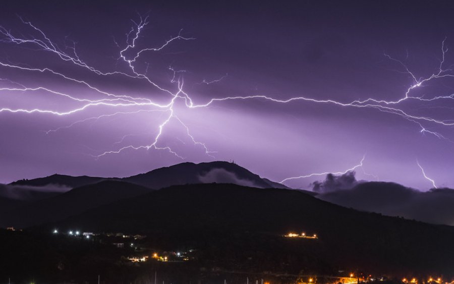 Εικόνες από τους κεραυνούς στο Αργοστόλι που κόβουν την ανάσα!