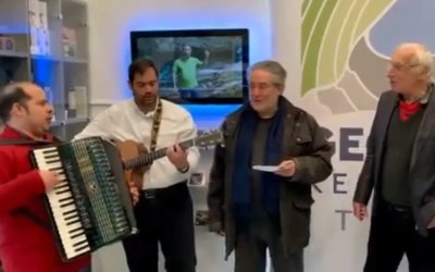 Η Παρέα των Κανταδόρων της Κεφαλονιάς... "στου γιαλού τα βοτσαλάκια"! (video)