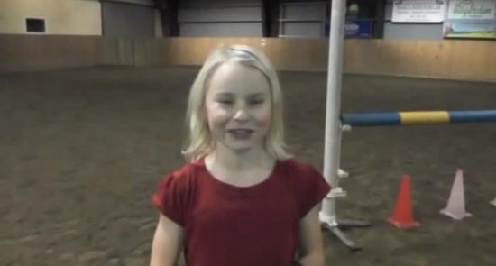 Το κορίτσι... άλογο! Δείτε το εντυπωσιακό video