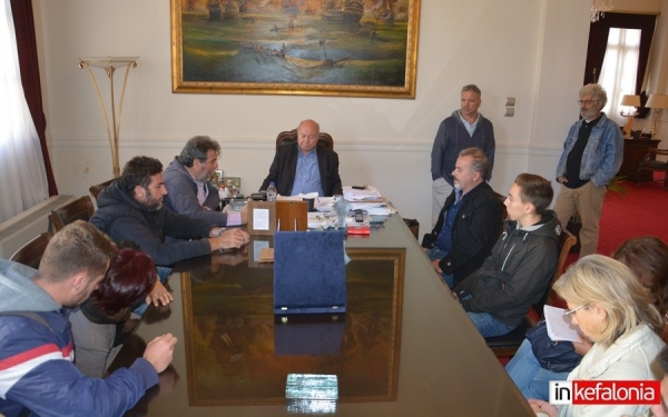 ΕΛΜΕ ΚΙ: Παράσταση διαμαρτυρίας στο Δήμο