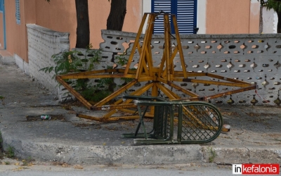 ''Η ανέμη παραμένει'' στην οδό Λειβαδά και Μομφεράτου, στο Αργοστόλι (εικόνες)