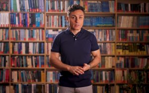 INSocial: Ο δημοφιλής οικονομολόγος Κοσμάς Μαρινάκης παρουσιάζει την &quot;πραγματικότητα&quot; για την ελληνική οικονομία