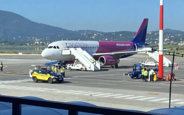 Στην Κέρκυρα ο Υπουργός Τουρισμού Χάρης Θεοχάρης κατά την άφιξη της πρώτης διεθνούς πτήσης στο νησί - Τι δήλωσε