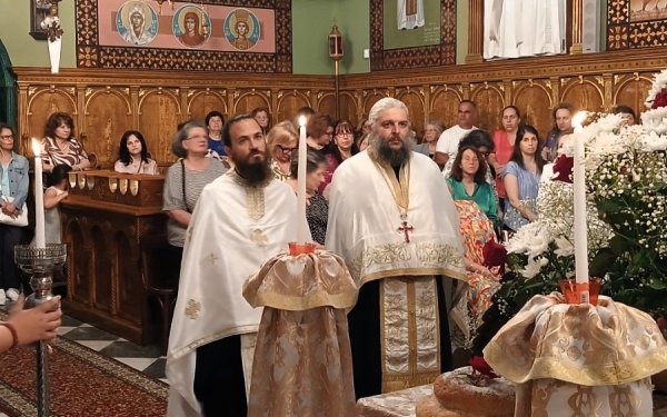 Πλήθος πιστών και ξεχωριστή χορωδιακή παρουσία στην εορτή του Αγίου Πνεύματος στο Ληξούρι