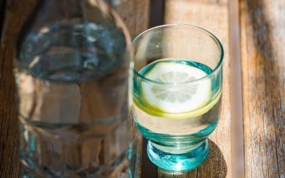 Με αυτά τα εύκολα tips θα πίνετε περισσότερο νερό μέσα στη μέρα