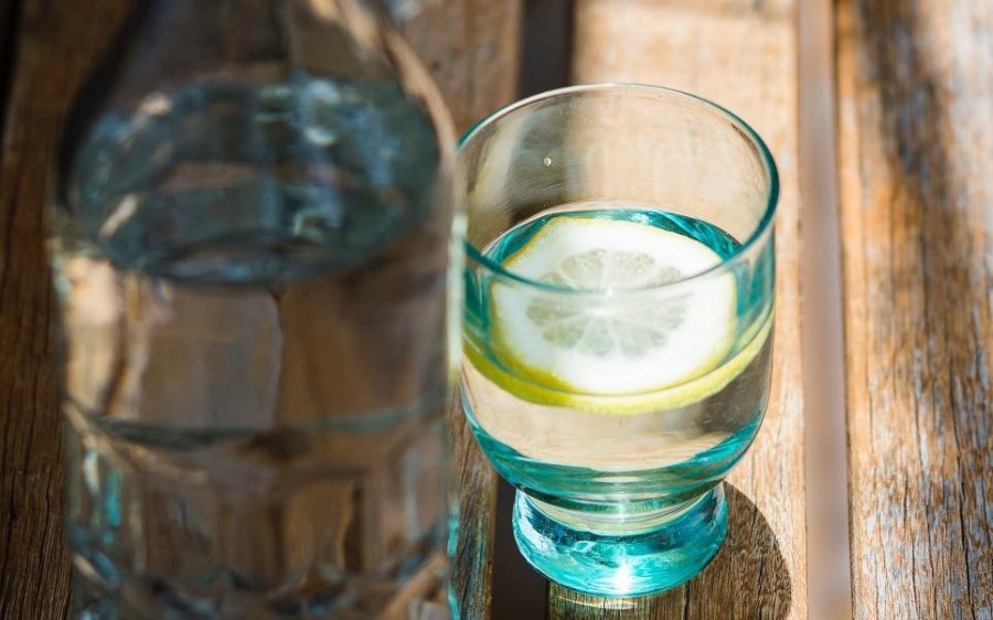 Με αυτά τα εύκολα tips θα πίνετε περισσότερο νερό μέσα στη μέρα