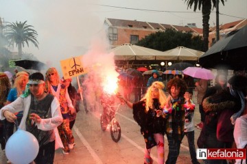 «Μασκαράς» ήταν ο καιρός! «Λούτσα» οι καρναβαλιστές από την πολλή βροχή στην παρέλαση του Αργοστολίου! (εικόνες)