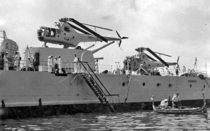 Τα δύο ελικόπτερα έρευνας-διάσωσης φορτωμένα στο κατάστρωμα του βρετανικού καταδρομικού “HMS Bermuda”, το ένα επάνω σε πυργίσκο πυροβόλων, Ζάκυνθος 15-8-1953  (Imperial War Museum IWM A32691)