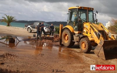 Άμεση επέμβαση της ΔΕΥΑΚ για επισκευή σπασμένου αγωγού στο Φανάρι (εικόνες)