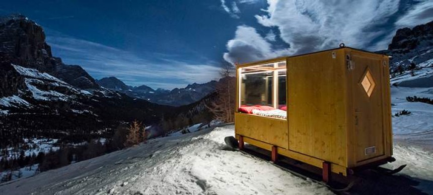 Ατενίστε τον έναστρο ουρανό μέσα από μια ξύλινη καμπίνα στις χιονισμένες ιταλικές Αλπεις [εικόνες]