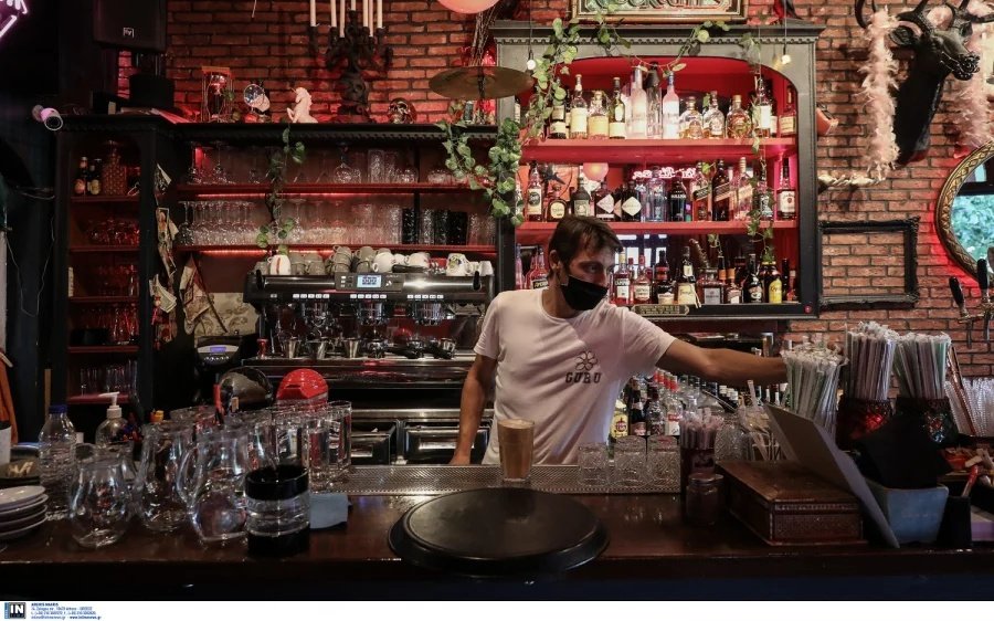 Ανακοινώνονται νέα μέτρα για εμβολιασμένους και ανεμβολίαστους σε καφέ, μπαρ και εστιατόρια