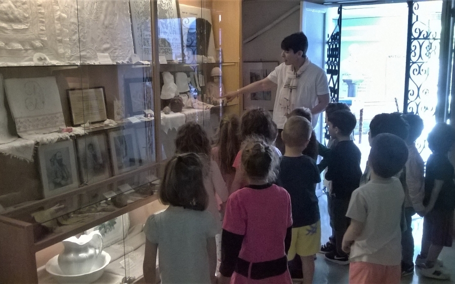 Επίσκεψη στο Λαογραφικό Μουσείο από το "ΚΟΚΚΙΝΟ ΜΠΑΛΟΝΙ"