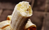 Γιατί πρέπει να τρώμε τις (εκνευριστικές) ίνες από τις μπανάνες