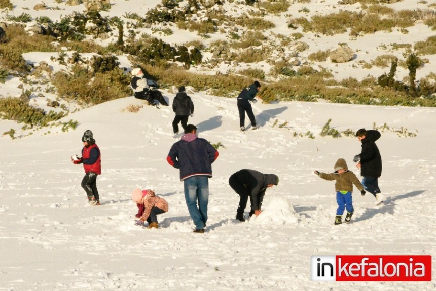 Κοσμοσυρροή στον Αίνο για το χιόνι!