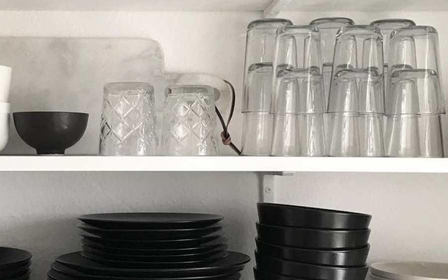 Ποιος είναι ο σωστός τρόπος να βάζεις τα ποτήρια στο ντουλάπι; Προς τα πάνω ή προς τα κάτω;